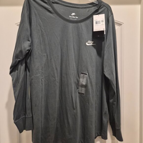 Nike Long Sleeve Tee - Picture 1 of 3